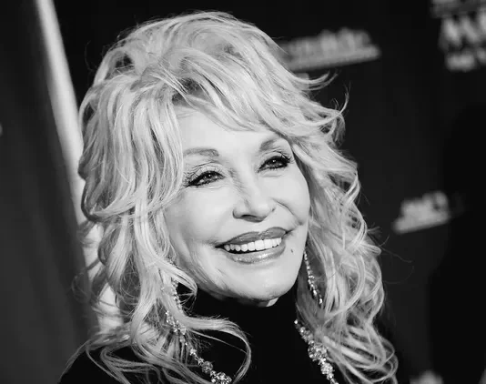 Dolly Parton, una vita tra musica e solidarietà