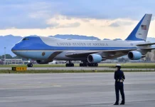 Trump in volo segreto: minaccia Iran e cambio aereo Trump vola in segreto