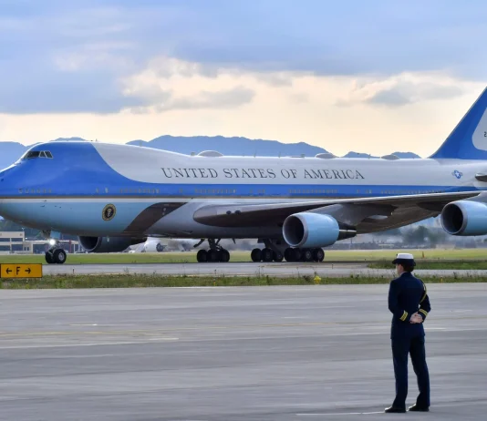 Trump in volo segreto: minaccia Iran e cambio aereo Trump vola in segreto