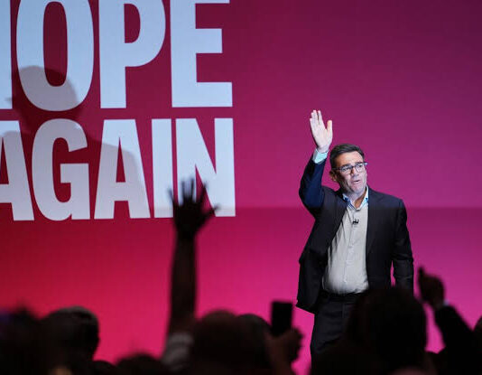 Andy Burnham riapre la Brexit: possibile ritorno nell’Ue